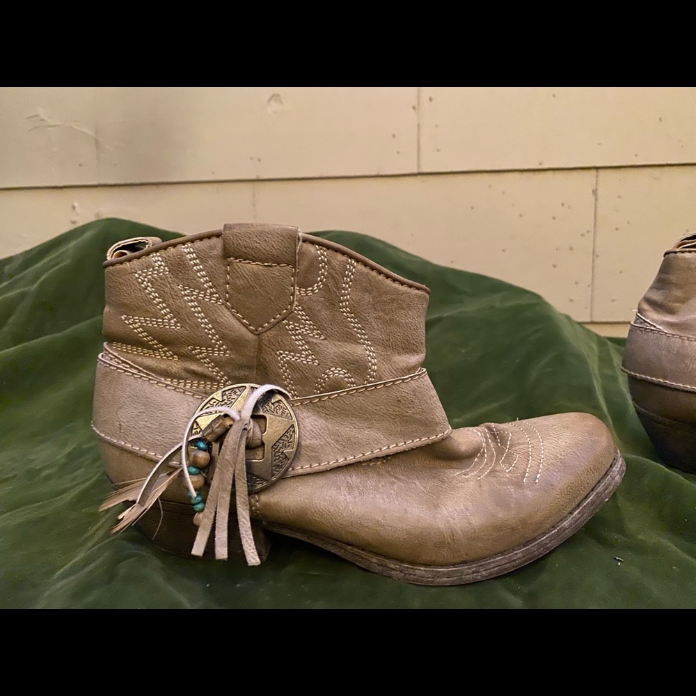 Fringe tan western style booties 71/2